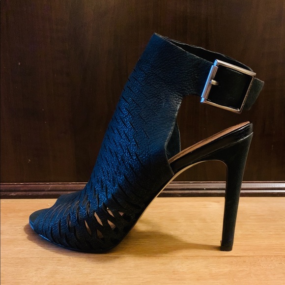 Vince Camuto Shoes - Vince Camuto ankle strap 4 inch heels size 9